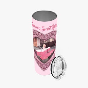 Peut inclure: Un gobelet rose en acier inoxydable avec un couvercle. Le gobelet présente un motif en forme de cœur avec les mots "Sweet Serial Killer" et une image vintage d'une femme dans un cercueil rose. Le couvercle est transparent avec un bord noir.