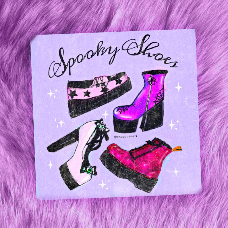 Puede incluir: Una ilustraci&oacute;n digital de cuatro zapatos espeluznantes sobre un fondo morado. Los zapatos son de diferentes estilos, incluyendo botas de plataforma, tacones altos y botines. Los zapatos est&aacute;n decorados con estrellas, telara&ntilde;as y otros detalles espeluznantes. El texto "Spooky Shoes" est&aacute; escrito en una fuente caprichosa en la parte superior de la imagen.