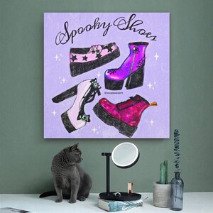 Puede incluir: Una ilustraci&oacute;n de zapatos espeluznantes sobre un fondo lavanda. El texto "Spooky Shoes" est&aacute; escrito en cursiva negra en la parte superior de la imagen. La imagen incluye un par de zapatos de plataforma con estrellas rosas, un par de tacones de plataforma negros con ojos verdes y un par de botas de plataforma negras y rosas con un dise&ntilde;o de telara&ntilde;a.