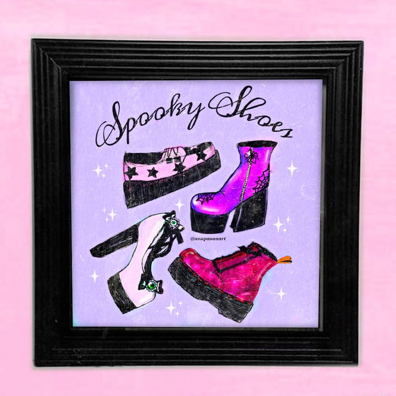 Puede incluir: Una ilustraci&oacute;n enmarcada de cuatro pares de zapatos con el texto "Spooky Shoes" en la parte superior. Los zapatos son de varios estilos, incluyendo botas de plataforma, tacones y zapatillas. El fondo es de color morado claro con detalles de purpurina.