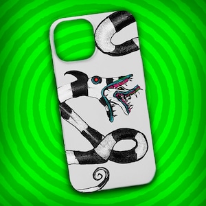 Puede incluir: Una funda de teléfono blanca con un diseño de serpiente a rayas blancas y negras, un ojo rojo y la boca abierta. La funda tiene un recorte verde para la cámara y está sobre un fondo verde en espiral.