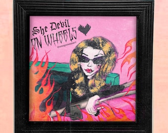 Puede incluir: Un fondo rosa con un marco negro alrededor de un dibujo de una mujer con cabello rubio que lleva gafas de sol y un atuendo negro. La mujer conduce un automóvil con llamas que salen de la parte trasera. El texto "She Devil on Wheels" está en la parte superior de la imagen con el texto "@anapauaaaart" debajo.