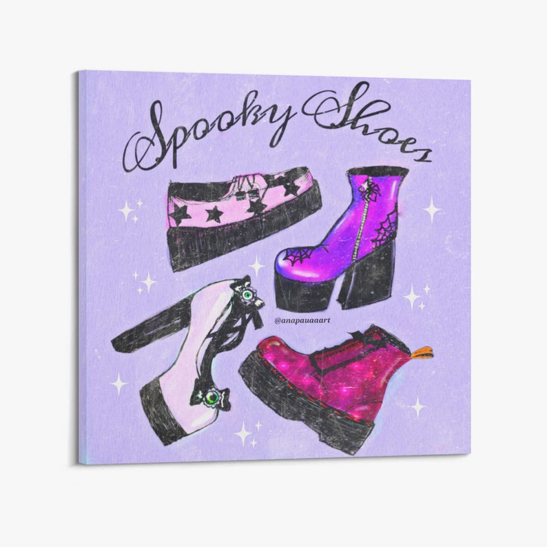Puede incluir: Un fondo morado con el texto "Spooky Shoes" en una fuente blanca cursiva. La imagen muestra cuatro pares de zapatos: un zapato de plataforma rosa con estrellas negras, una bota de plataforma morada con un dise&ntilde;o de telara&ntilde;a, un tac&oacute;n de plataforma rosa con un dise&ntilde;o de telara&ntilde;a negra y una bota de plataforma roja con cordones negros.