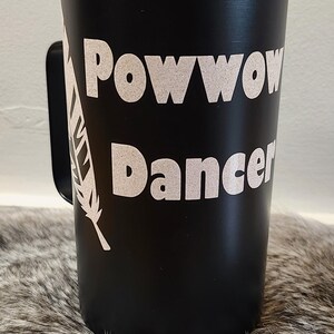 Powwow Tänzerin Reise-Kaffeetasse