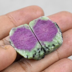 Pode incluir: Um conjunto de três canecas de cerâmica com acabamento fosco e salpicado. As canecas são em tons de creme, cinza claro e cinza escuro. Cada caneca tem um design simples e minimalista e uma alça arredondada.