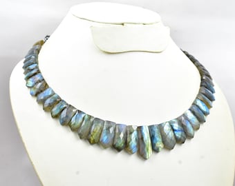 Colar tipo babador em labradorita natural, colar com pedra preciosa facetada, joia marcante em labradorita azul brilhante, colar com cristal de cura.