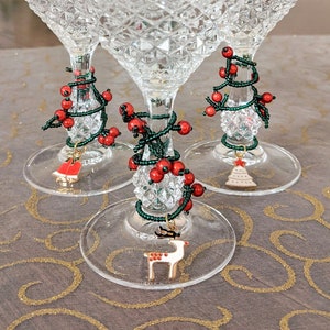 6 Segnabicchieri natalizi in perle e filo di ottone, segnaposto con charms, decorazione tavola Capodanno, accessorio calici in vetro