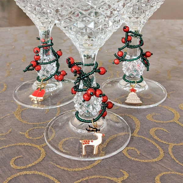 6 marque-verres de Noël en perles et fil de laiton, marque place avec breloques, décoration de table de réveillon, accessoire verre à pied