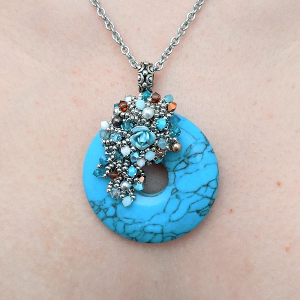 Pendentif donut en turquoise reconstituée, pendentif floral en perles, bijou chic, pendentif gemme, bijou original en cristal de Swarovski