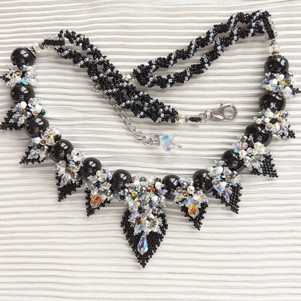 Collier noir et blanc, cristal de Swarovski, perles en céramique, bijou chic, collier en perles de haute qualité, collier soirée, événement