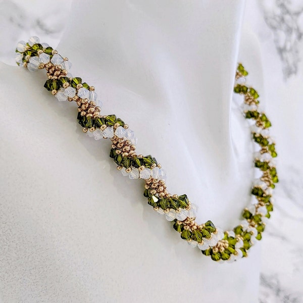 Collier de perles en cristal de haute qualité, collier blanc et kaki, tissé main en spirale, collier chic, collier rétro, vintage. glamour.