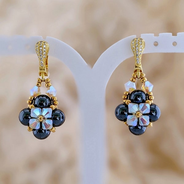 Petites boucles d'oreilles tissées en hématite et cristal Autrichien, dormeuses en argent doré et strass, perles naturelles, rétro chic.