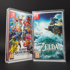 Puede incluir: Dos cajas de juegos de Nintendo Switch en protectores de plástico transparentes. La caja de la izquierda presenta una imagen colorida de personajes de Super Smash Bros. Ultimate. La caja de la derecha presenta una imagen azul y verde de Link de The Legend of Zelda: Tears of the Kingdom.