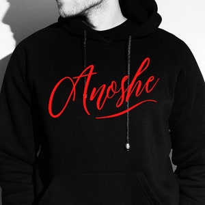 以下が含まれることがあります： 前面に赤い筆記体で「Anoshe」と書かれた黒いフード付きスウェットシャツです。