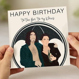 Cartes d'anniversaire de l'Académie des Parapluies Klaus et Ben, illustrations numéros 6 et 4/Bonjour Netflix/Robert Sheehan Justin H. Min/Nerd Geeky