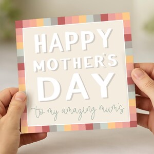 Tarjeta del Día de la Madre LGBTQ+ con diseño de arcoíris, cuadrada y colorida, con mensaje "Orgullo LGBTQ+, gay, lesbiana", sencilla y divertida, para mamá y dos madres.