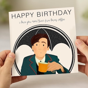 Carte d'anniversaire The Umbrella Academy Number Five Hargreeves & Coffee illustrée / Anniversaire de voeux Netflix / Homme et femme unisexe / Aidan Gallagher