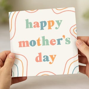Carte de fête des mères heureuse de style funky des années 70 / typographie à la main laissant coloré amusant rétro / maman mère / pastel simple