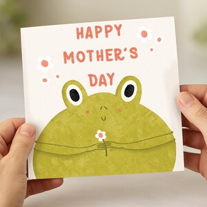 Bonita tarjeta del día de la madre con ilustración de rana, pequeño cuadrado feliz, flores florales, estilo cottagecore, mamá madre, divertida