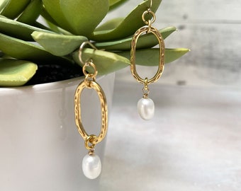 Boucles d’oreilles Antiqued Gold Oval Hoop Drop // Boucles d’oreilles en fil rempli d’or // Gouttes de perles d’eau douce // Bijoux de mariage // Cadeau pour elle