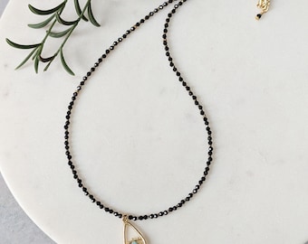 Schwarze Spinell Perlen Halskette mit Gold Akzent: Evil Eye Teardrop Anhänger