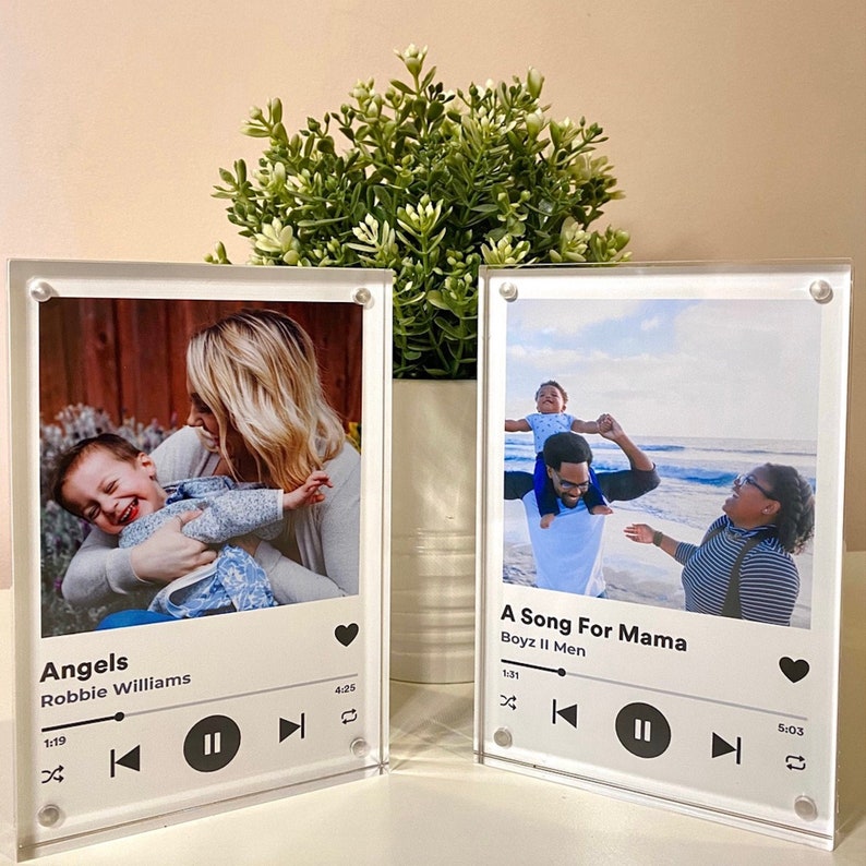 Pu&ograve; includere: Due cornici per foto in acrilico trasparente con foto di famiglia. Le cornici hanno un design dell'interfaccia del lettore musicale con titoli di canzoni e nomi di artisti. Una cornice mostra "Angels" di Robbie Williams. L'altra cornice mostra "A Song For Mama" di Boyz II Men.