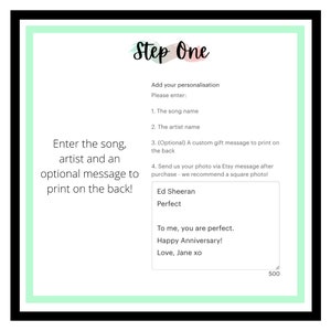 Pu&ograve; includere: Grafica in bianco e nero con il testo "Step One". Istruisce l'utente a inserire la canzone, l'artista e un messaggio opzionale. Un esempio mostra "Ed Sheeran - Perfect" con un messaggio personalizzato.