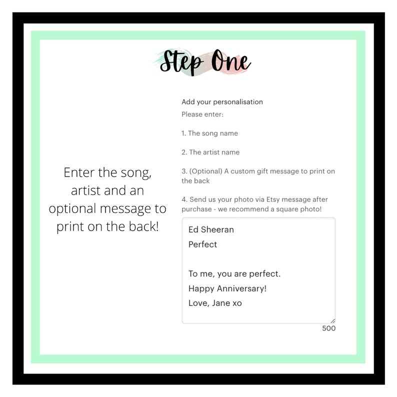 Pu&ograve; includere: Grafica in bianco e nero con il testo "Step One". Istruisce l'utente a inserire la canzone, l'artista e un messaggio opzionale. Un esempio mostra "Ed Sheeran - Perfect" con un messaggio personalizzato.