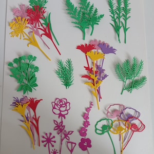 Fleurs et feuillage découpés dans différentes nuances de carton. (31 pièces)