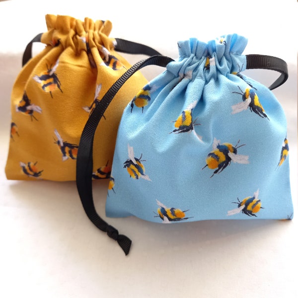 Stoff-Geschenk-Tasche Handgemacht in einem Schönen Hummel-Stoff in klassischen Senf- und Himmelblaufarben