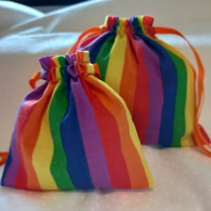 Stoff-Geschenk-Tasche Handgefertigt aus einem Regenbogen-farbenen Stoff