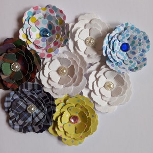 Lot de 8 fleurs découpées avec perles