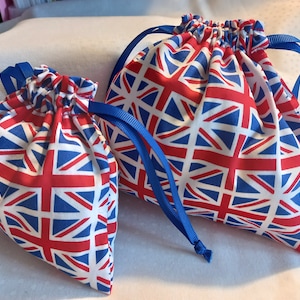 Stoff-Geschenktasche Handgemacht und wiederverwendbar Hergestellt aus einem beliebten Union Jack-Stoff mit einer königsblauen Krawatte