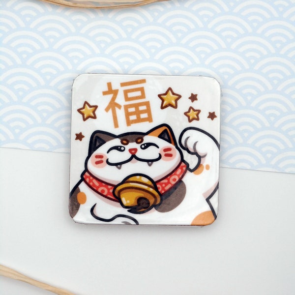 Maneki-neko Calico -- Magnet sur bois, carré, 5cm -- Esthétique japon, décoration pour frigo, cadeau original pour souhaiter bonne chance