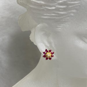 1,33 ct nieogrzewanych birmańskich rubinów i naturalnych diamentów w kolczykach z kwiatów w 18-karatowym żółtym złocie, prezent na lipiec z kamieniem szlachetnym dla niej, powodzenia dla niej