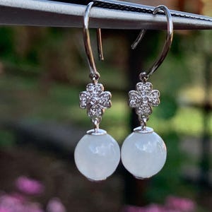 Kolczyki z jadeitu birmańskiego o masie 5,5 ct klasy A i naturalnych diamentów w 18-karatowym białym złocie Prezent dla niej, powodzenia dla niej