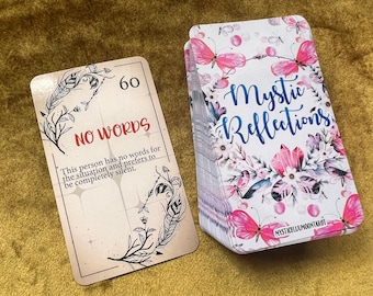 Puede incluir: Una baraja de cartas con un diseño floral y las palabras "Mystic Reflections" en el frente. La carta de arriba de la baraja tiene el número 60 y las palabras "No Words" en ella. El texto en la carta dice "Esta persona no tiene palabras para la situación y prefiere estar completamente en silencio."