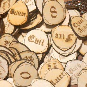 Anpassbare Wahrsage-Runen aus Holz - Erstellen Sie Ihr personalisiertes Wahrsagen-Token-Set für Hexenzauber