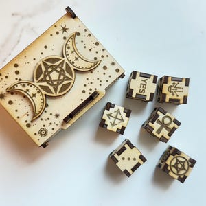 Set di dadi divinatori runici in legno della strega con scatola, numeri e sì/no/forse, strumento di divinazione inciso al laser, decorazione per altare, regalo per strega