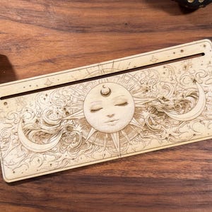 Mystic Sun tarotkaartstandaard – houten gegraveerde tarotdisplay voor 1-2 kaarten, orakelkaarthouder, kaart van de dagstandaard, altaardecor