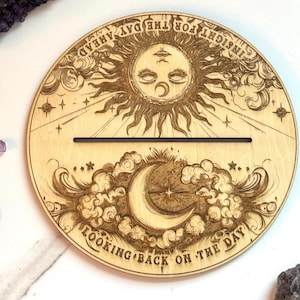 Gepersonaliseerde tarotkaartstandaard | Cadeau kaart van de dag, aangepaste zinnen, 1 orakelkaart-didplay, houtgegraveerde altaardecoratie