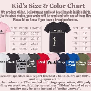 Puede incluir: Tabla de tallas y colores para camisetas infantiles. Incluye medidas en pulgadas para las tallas S a XL y 2T a 5T. Los colores incluyen natural, blanco, negro, gris jaspeado deportivo, gris jaspeado oscuro, rojo, rosa, azul marino, azul real, verde militar, malva jaspeado y verde kelly.