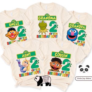 Puede incluir: Camisetas color crema con personajes de Barrio S&eacute;samo y los Muppets, el n&uacute;mero 2 y el texto "Birthday Boy!". Cada camiseta tiene un personaje diferente y las palabras "Uncle", "Grandma", "Grandpa", "Aunt" y "Cousin".