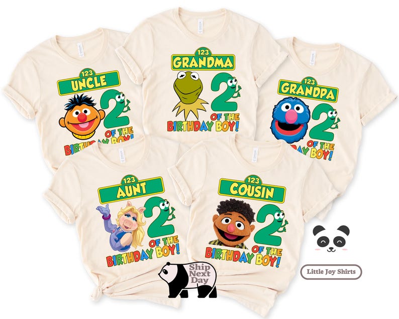 Puede incluir: Camisetas color crema con personajes de Barrio S&eacute;samo y los Muppets, el n&uacute;mero 2 y el texto "Birthday Boy!". Cada camiseta tiene un personaje diferente y las palabras "Uncle", "Grandma", "Grandpa", "Aunt" y "Cousin".
