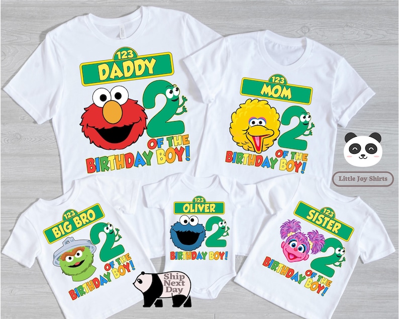 Puede incluir: Camisetas blancas con dise&ntilde;os de personajes de Barrio S&eacute;samo para una familia. Las camisetas presentan a Elmo, Big Bird, Cookie Monster, Oscar y Zoe, con textos que dicen "Daddy", "Mom", "Big Bro", "Oliver" y "Sister". Cada camiseta tiene el n&uacute;mero 2 y "Birthday Boy!"