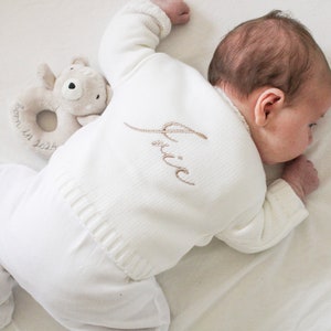 Luxury Baby White Cable Knit Cardigan / Newborn gift embroidered personalised name on back luxury knit outfit / monogrammed name on back Bild 4