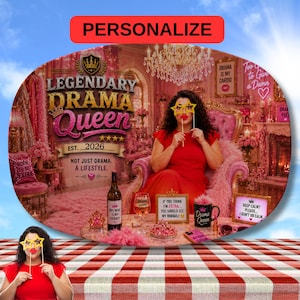 Op de afbeelding: Een ovaalvormig decoratief item met de tekst "LEGENDARY DRAMA Queen" en "EST. 2026". De afbeelding toont een vrouw in een rode jurk die een bril in de vorm van een ster en een rode lippenprop vasthoudt. Diverse accessoires en tekst zijn ook zichtbaar.