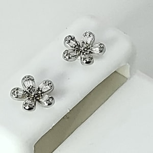 Dainty 18K White Gold Diamond Flower Earrings – 0.12ct Diamonds, Studs
