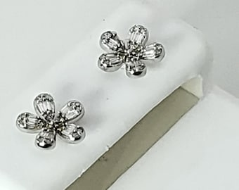 Dainty 18K White Gold Diamond Flower Earrings – 0.12ct Diamonds, Studs