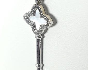 18K White Gold Key Pendant with Swarovski Crystals – Elegant & Timeless Design (Chain Not Included)